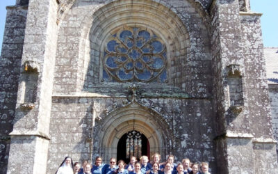 Marche de la Troménie à Kernascléden et jeux en attendant le départ.