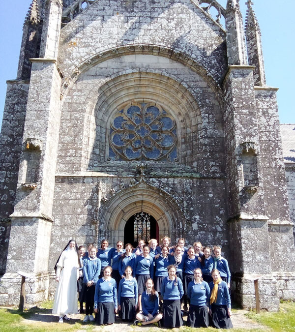 Marche de la Troménie à Kernascléden et jeux en attendant le départ.
